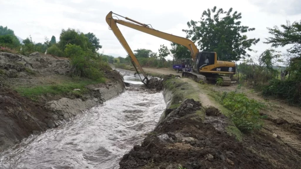 “Productores agrícolas observan los trabajos de rehabilitación del canal principal El Llano, ejecutados por el Indrhi en Elías Piña”