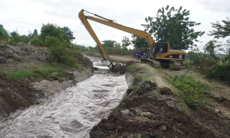 “Productores agrícolas observan los trabajos de rehabilitación del canal principal El Llano, ejecutados por el Indrhi en Elías Piña”