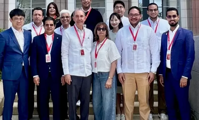 "Delegación dominicana encabezada por el ministro García Fermín durante visita al campus de Huawei en Shanghái, China."