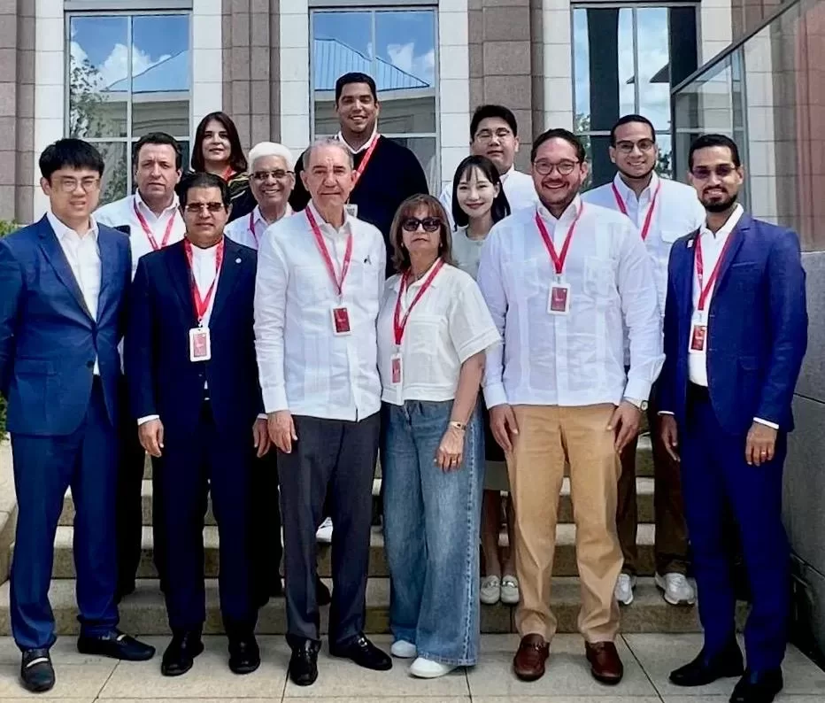 "Delegación dominicana encabezada por el ministro García Fermín durante visita al campus de Huawei en Shanghái, China."