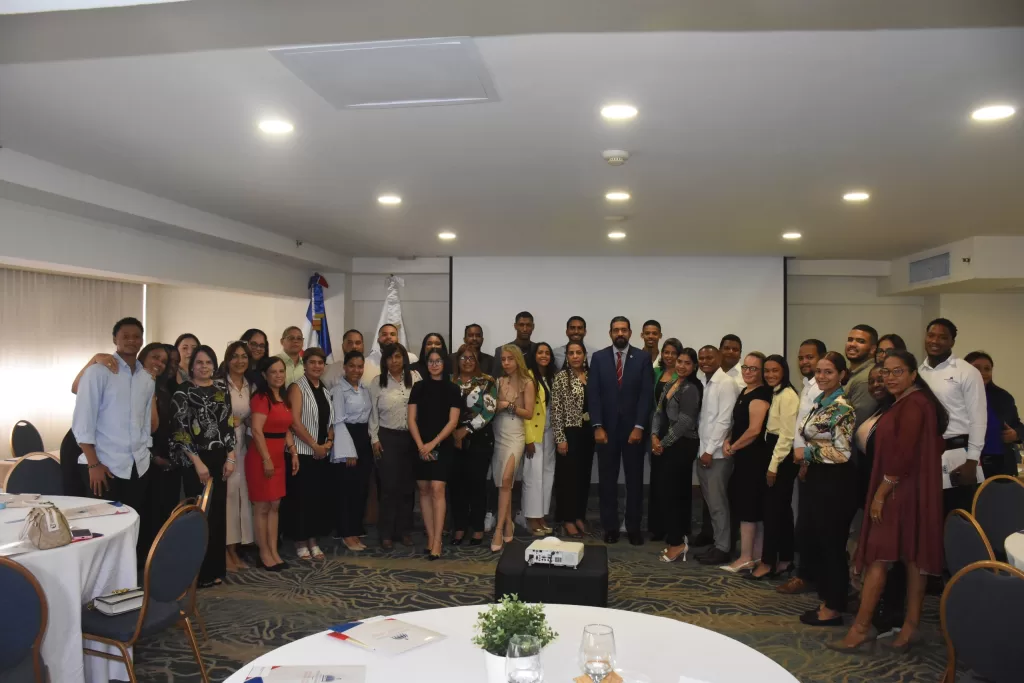 Funcionarios del MESCyT durante el Taller de Revisión de Acuerdos y Convenios 2025 en Santo Domingo