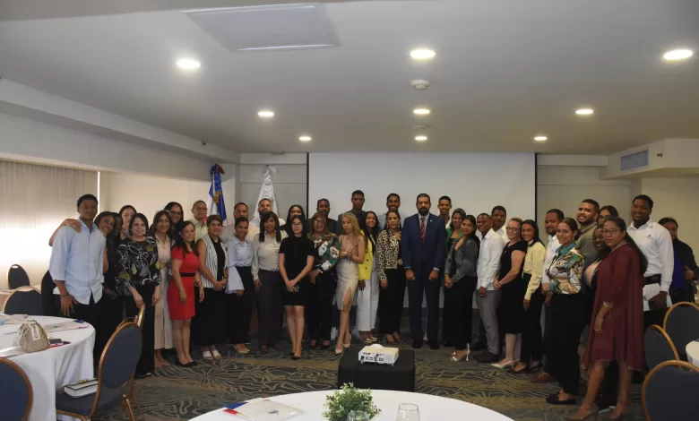 Funcionarios del MESCyT durante el Taller de Revisión de Acuerdos y Convenios 2025 en Santo Domingo