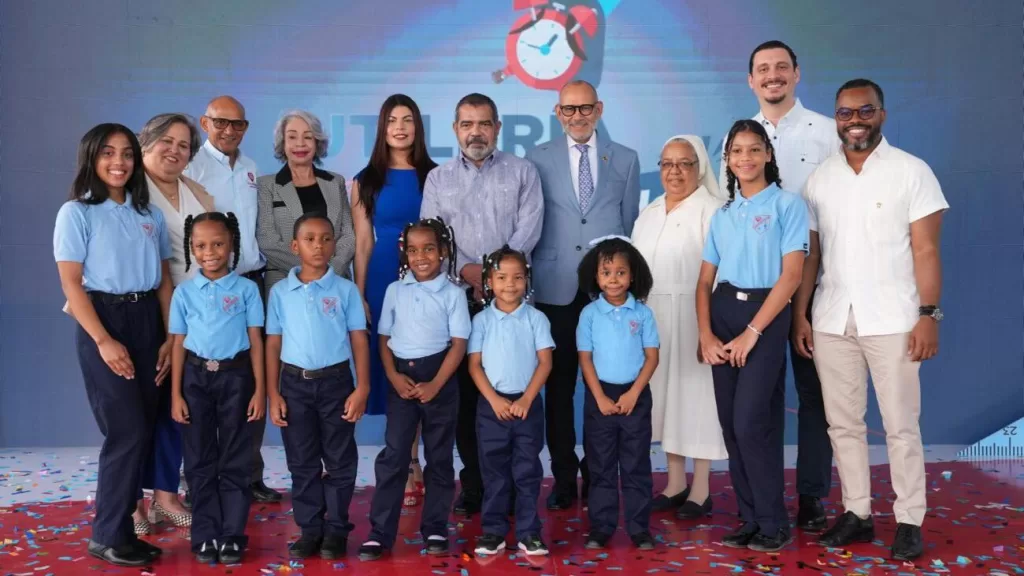 "Entrega oficial de utilería escolar 2025-2026 en el Centro Educativo San José Fe y Alegría, encabezada por autoridades del Minerd e INABIE"