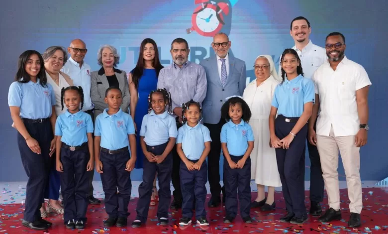 "Entrega oficial de utilería escolar 2025-2026 en el Centro Educativo San José Fe y Alegría, encabezada por autoridades del Minerd e INABIE"