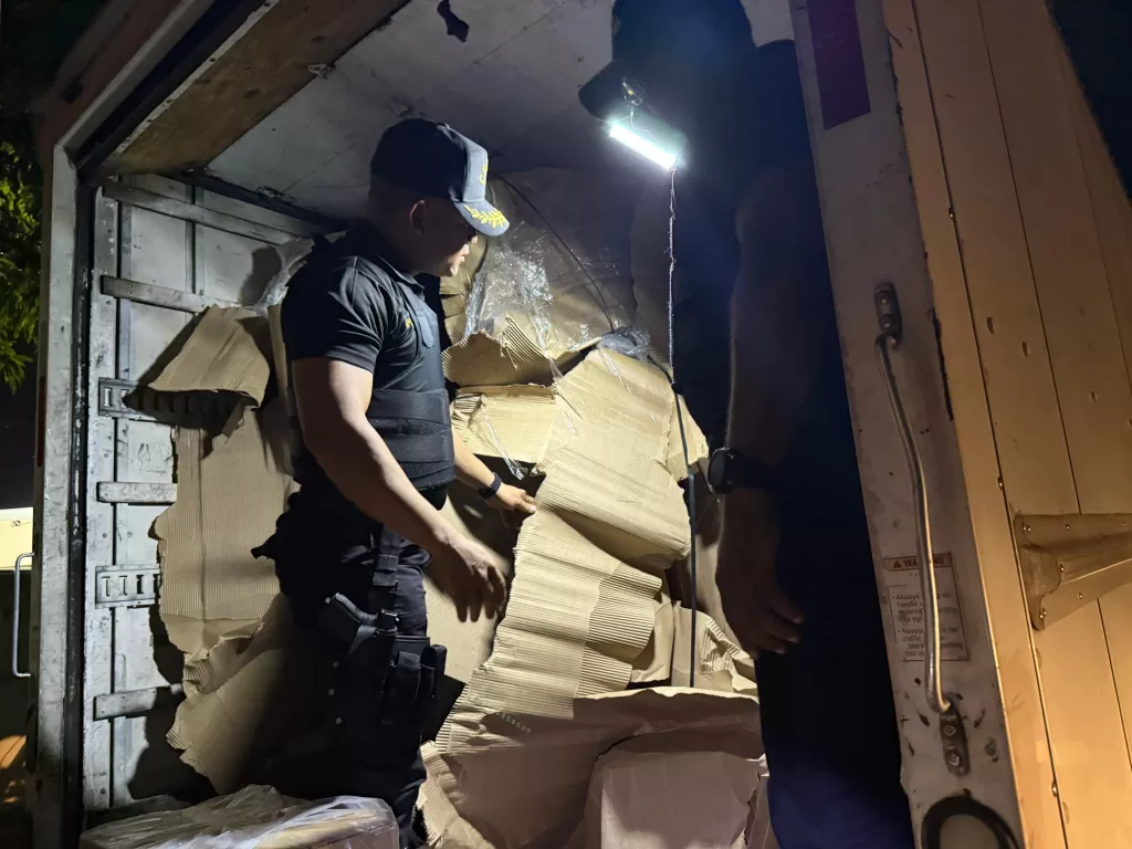 Militares de CECCOM durante incautación de cigarrillos de contrabando en La Vega.