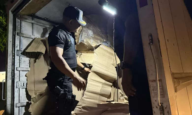 Militares de CECCOM durante incautación de cigarrillos de contrabando en La Vega.