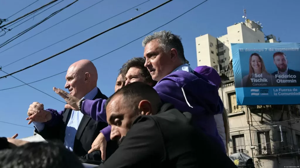 Milei fue evacuado del lugar por su personal de seguridad.