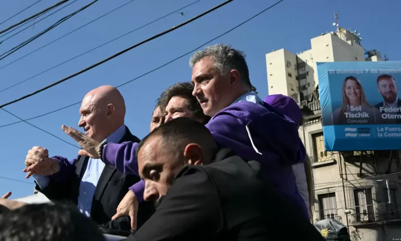 Milei fue evacuado del lugar por su personal de seguridad.