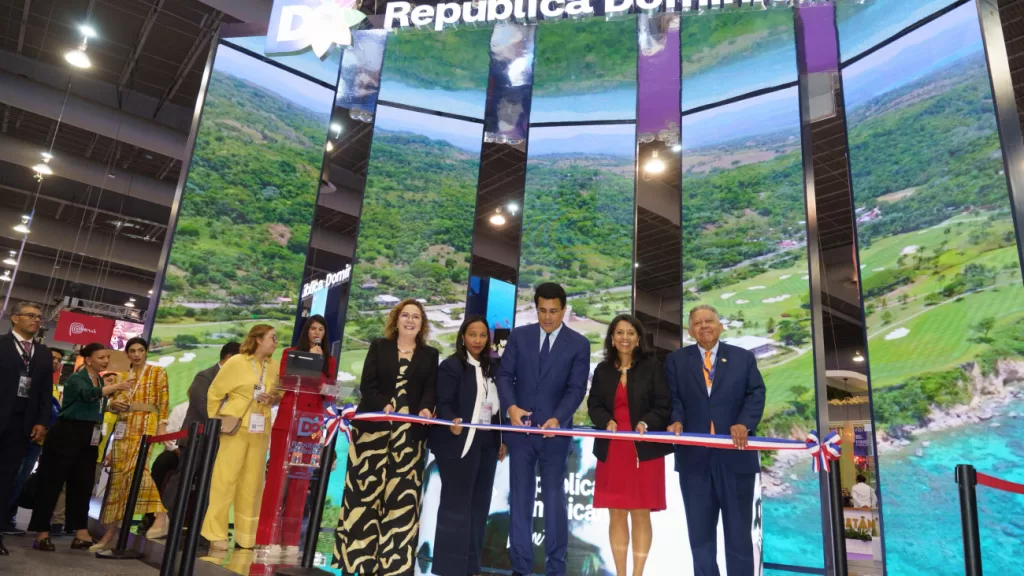Ministro de Turismo David Collado y Embajador Juan Bolívar Díaz en el pabellón de República Dominicana en la feria IBTM Américas en México.