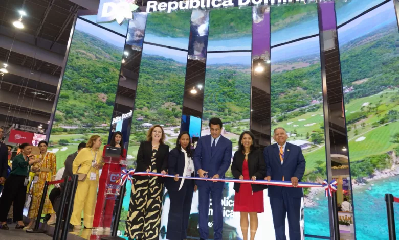 Ministro de Turismo David Collado y Embajador Juan Bolívar Díaz en el pabellón de República Dominicana en la feria IBTM Américas en México.