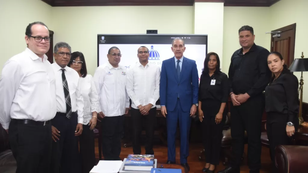 Miembros de la recién formada Comisión de Integridad del Mescyt posando junto al ministro.