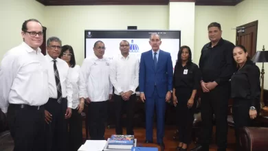Miembros de la recién formada Comisión de Integridad del Mescyt posando junto al ministro.