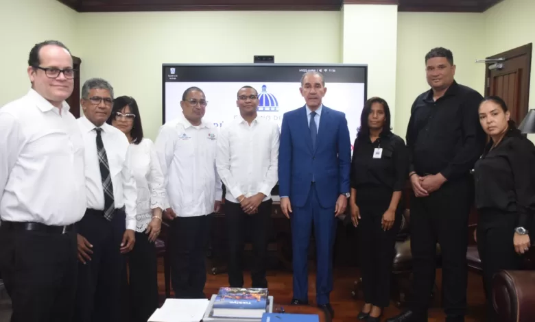 Miembros de la recién formada Comisión de Integridad del Mescyt posando junto al ministro.