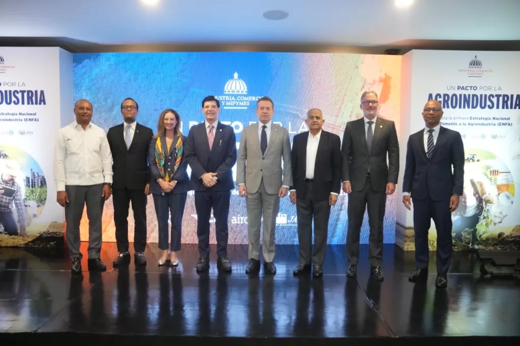 El ministro Víctor Bisonó junto a líderes de la AIRD, JAD, FAO y BCIE durante el lanzamiento del Pacto por la Agroindustria en Santo Domingo.