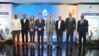 El ministro Víctor Bisonó junto a líderes de la AIRD, JAD, FAO y BCIE durante el lanzamiento del Pacto por la Agroindustria en Santo Domingo.