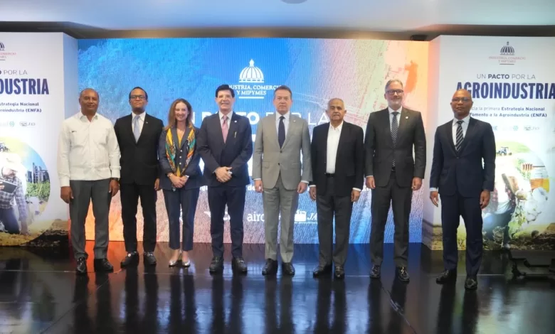 El ministro Víctor Bisonó junto a líderes de la AIRD, JAD, FAO y BCIE durante el lanzamiento del Pacto por la Agroindustria en Santo Domingo.