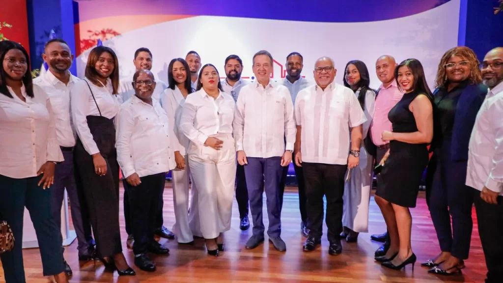 Ministro Ito Bisonó y director de Promipyme, Fabricio Gómez, durante el acto de entrega de préstamos a microempresarios en el Politécnico Loyola.