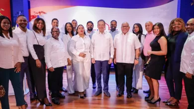 Ministro Ito Bisonó y director de Promipyme, Fabricio Gómez, durante el acto de entrega de préstamos a microempresarios en el Politécnico Loyola.