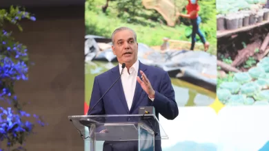 Presidente Luis Abinader en el Centro de Convenciones del Mirex, celebrando el informe de la FAO sobre la reducción del hambre en RD.