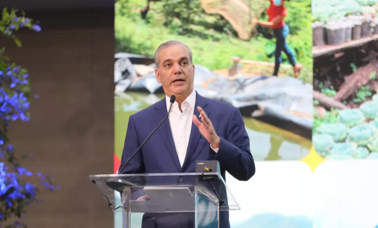 Presidente Luis Abinader en el Centro de Convenciones del Mirex, celebrando el informe de la FAO sobre la reducción del hambre en RD.