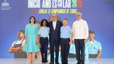 Presidente Luis Abinader, la primera dama y el ministro Luis Miguel De Camps en la inauguración del año escolar 2025-2026 en la Escuela Casandra Damirón.