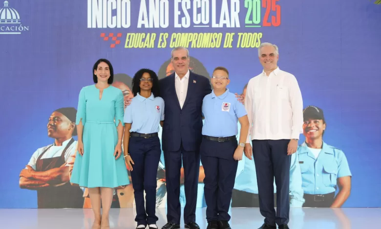 Presidente Luis Abinader, la primera dama y el ministro Luis Miguel De Camps en la inauguración del año escolar 2025-2026 en la Escuela Casandra Damirón.