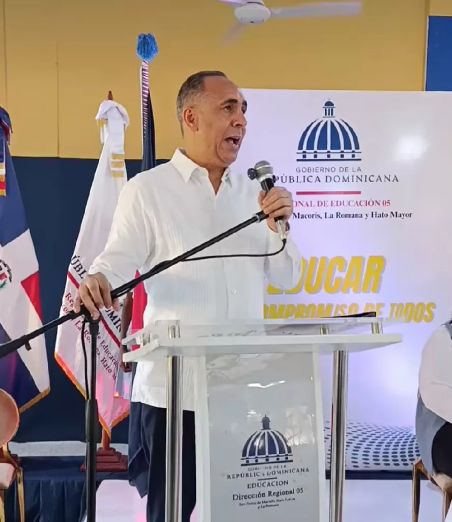 Nelson Arroyo durante su discurso en la inauguración del año escolar en la Escuela José Francisco Peña Gómez en San Pedro de Macorís.