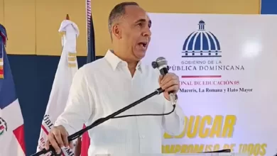 Nelson Arroyo durante su discurso en la inauguración del año escolar en la Escuela José Francisco Peña Gómez en San Pedro de Macorís.