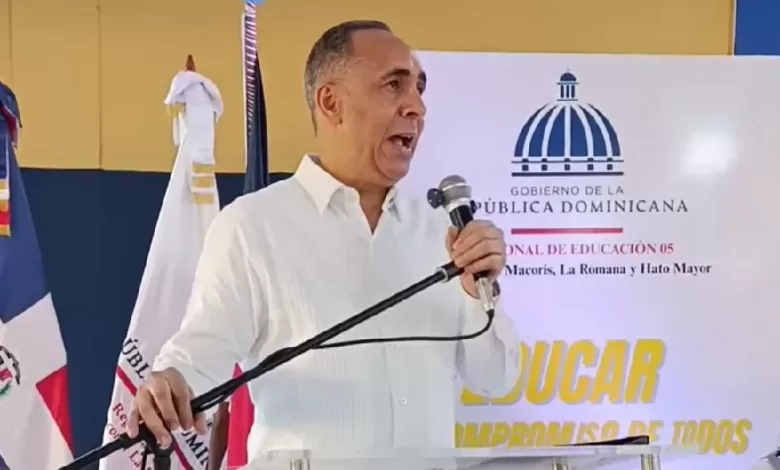 Nelson Arroyo durante su discurso en la inauguración del año escolar en la Escuela José Francisco Peña Gómez en San Pedro de Macorís.