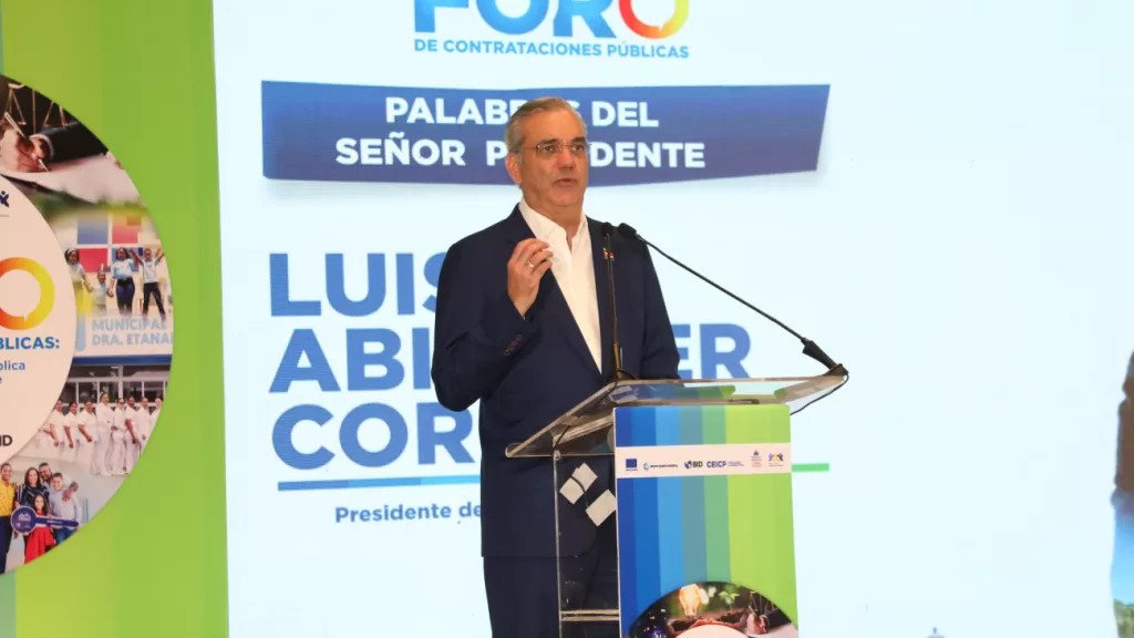 Presidente Luis Abinader en el pódium durante la inauguración del Foro de Contrataciones Públicas.