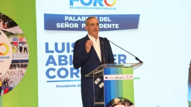 Presidente Luis Abinader en el pódium durante la inauguración del Foro de Contrataciones Públicas.