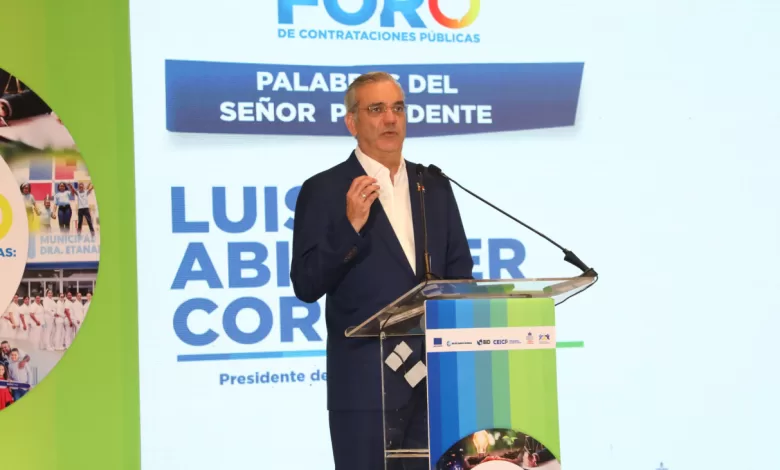 Presidente Luis Abinader en el pódium durante la inauguración del Foro de Contrataciones Públicas.
