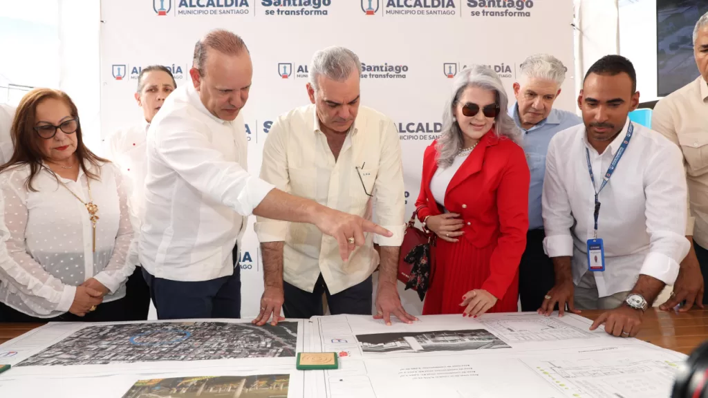 Alcalde de Santiago, Ulises Rodríguez, junto al presidente Luis Abinader en el acto de anuncio de las obras.