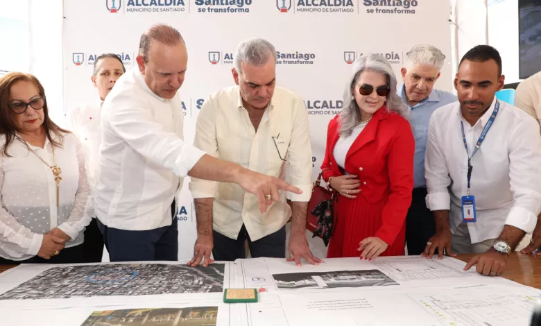 Alcalde de Santiago, Ulises Rodríguez, junto al presidente Luis Abinader en el acto de anuncio de las obras.