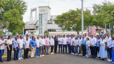 Ministro de Turismo David Collado y alcaldes de municipios turísticos posando junto a la flota de camiones de volteo recién entregados.