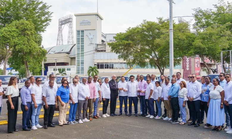 Ministro de Turismo David Collado y alcaldes de municipios turísticos posando junto a la flota de camiones de volteo recién entregados.