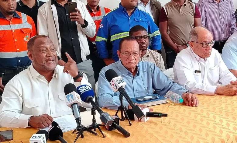 Representantes de las centrales sindicales CNTD, CASC y CNUS en una rueda de prensa anunciando un plan de movilización.