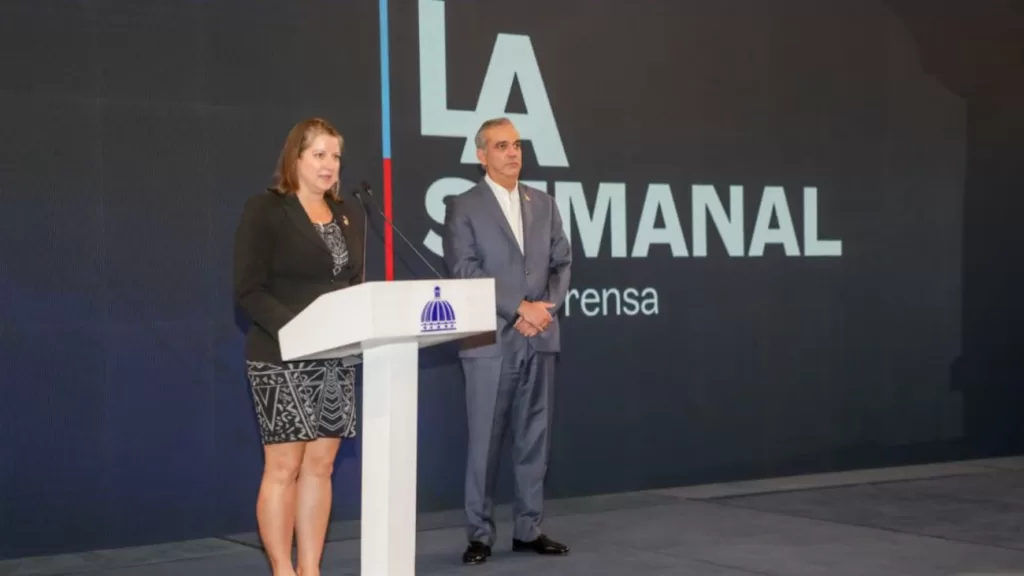 La directora de la INL, Rebeca Márquez, junto al presidente Luis Abinader durante el evento de "LA Semanal".