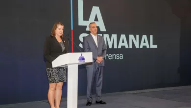La directora de la INL, Rebeca Márquez, junto al presidente Luis Abinader durante el evento de "LA Semanal".