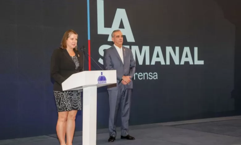 La directora de la INL, Rebeca Márquez, junto al presidente Luis Abinader durante el evento de "LA Semanal".
