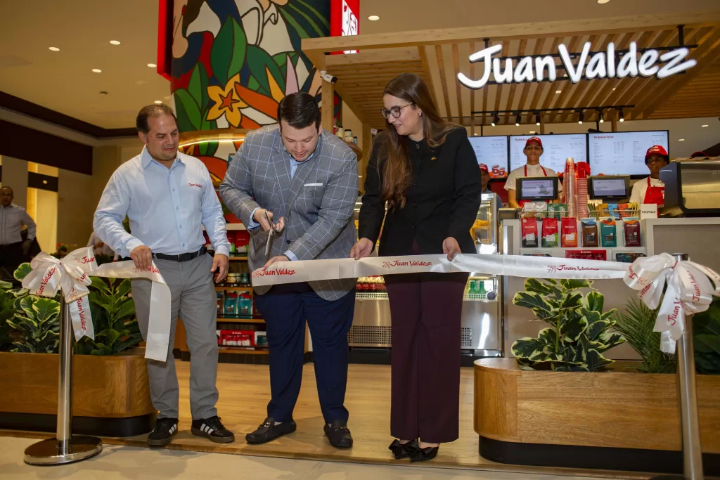 Corte de cinta realizado por Alberto Jiménez en compañía de Tatiana Núñez y Reinaldo Rosario