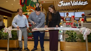 Corte de cinta realizado por Alberto Jiménez en compañía de Tatiana Núñez y Reinaldo Rosario