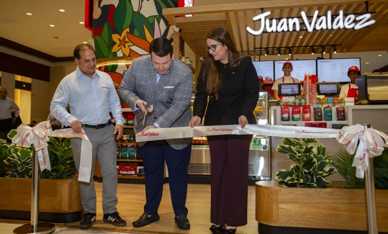 Corte de cinta realizado por Alberto Jiménez en compañía de Tatiana Núñez y Reinaldo Rosario