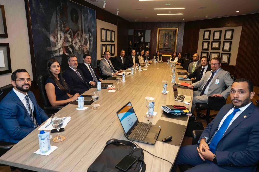 Representantes de Banreservas y la delegación del FMI en una reunión de trabajo en la sede principal del banco.