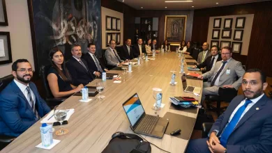 Representantes de Banreservas y la delegación del FMI en una reunión de trabajo en la sede principal del banco.