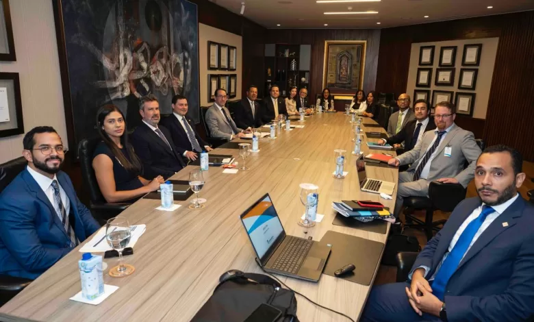 Representantes de Banreservas y la delegación del FMI en una reunión de trabajo en la sede principal del banco.