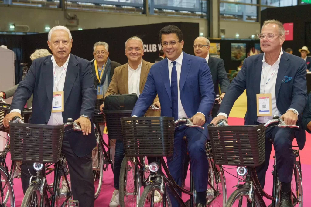 El ministro de Turismo David Collado y un grupo de autoridades abriendo la feria Top Resa en París a bordo de bicicletas.