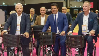 El ministro de Turismo David Collado y un grupo de autoridades abriendo la feria Top Resa en París a bordo de bicicletas.