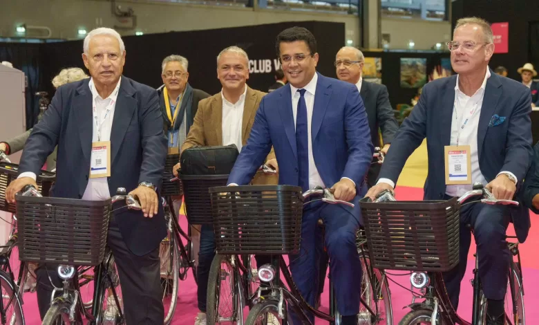 El ministro de Turismo David Collado y un grupo de autoridades abriendo la feria Top Resa en París a bordo de bicicletas.