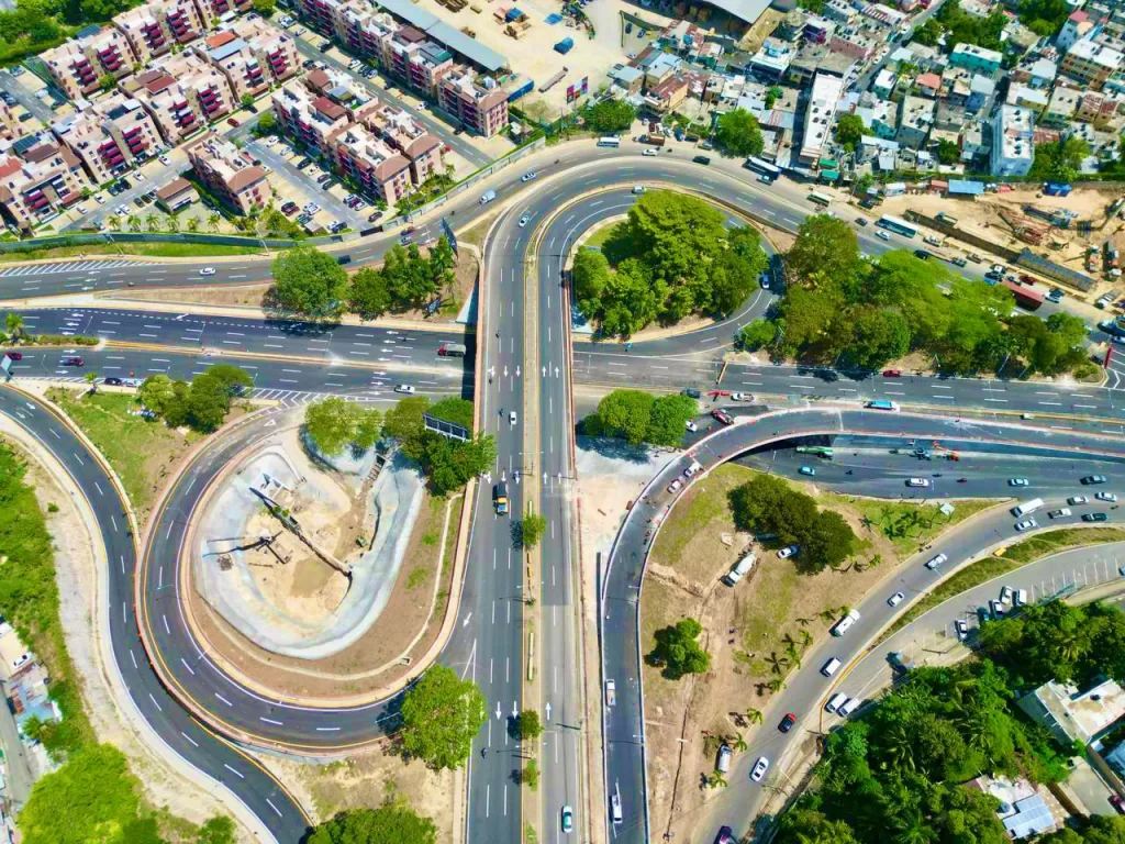 Fotografía aérea del nuevo paso a desnivel, mostrando el flujo de tráfico en la intersección de la 27 de Febrero e Isabel Aguiar.